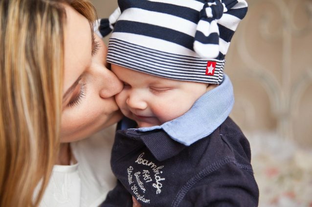 Le italiane sono le mamme più vecchie d’Europa: il primo figlio arriva dopo i 30 anni