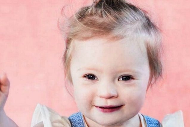 Lily, la bimba con la sindrome di Down diventa modella e cambia il volto della bellezza