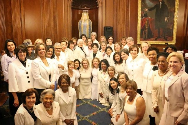 Abiti bianchi per protestare contro Trump: la ribellione delle donne democratiche