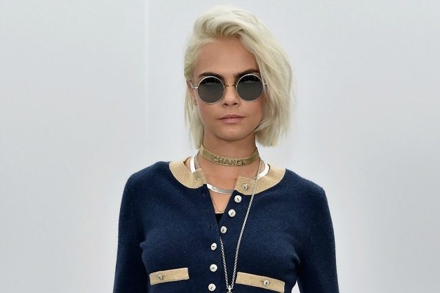 Il cambio look di Cara Delevingne: la modella sceglie il color platino