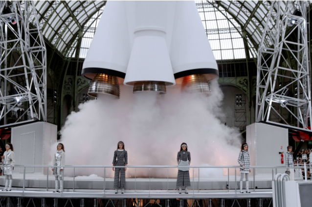 Chanel oltre l'infinito, alla sfilata una navicella spaziale prende il volo