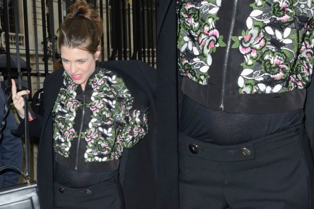 Charlotte Casiraghi: alla sfilata di Chanel spunta il pancino sospetto
