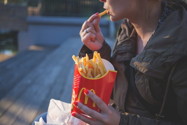 Le donne non mangiano patatine quando si sentono attratte dal partner: ecco perch?