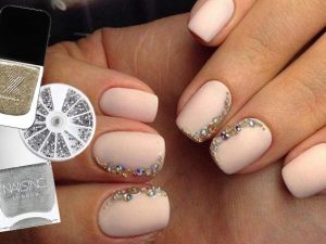 Crystal touch, la manicure luminosa e brillante per la primavera 2017