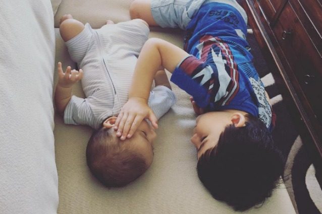 "Sono qui, va tutto bene": il dolce bimbo che coccola il fratellino malato di cancro