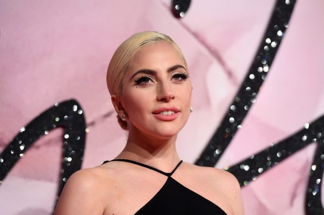 Lady Gaga in strada solo con la culotte e cellulite in bella mostra