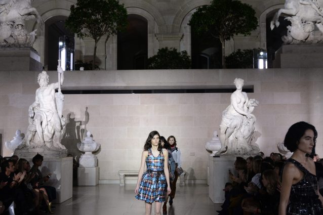 Louis Vuitton sfila al Louvre: i modelli invernali tra le statue antiche