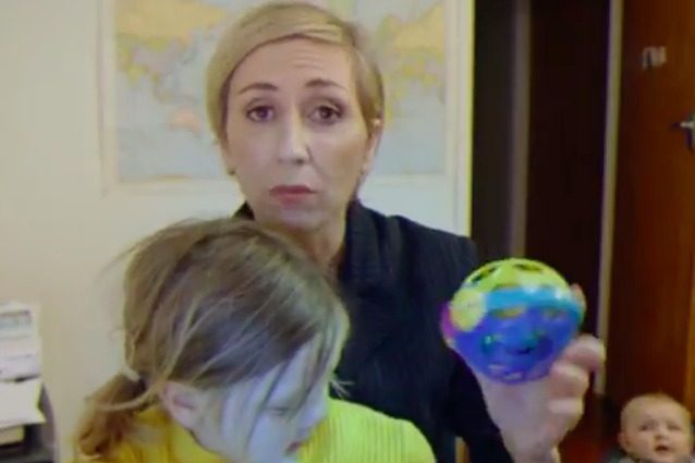 Il papà in diretta sulla BBC caccia i figli dalla stanza, ecco cosa avrebbe fatto la mamma