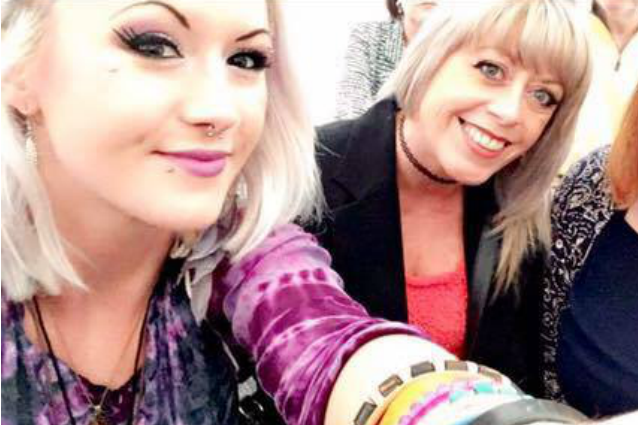 Scopre che la figlia ha perso la vita su Facebook: lo strazio di una mamma