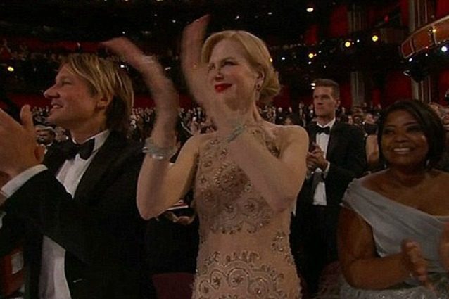 "Non volevo rovinare l'anello": la Kidman rivela il motivo dello strano applauso agli Oscar