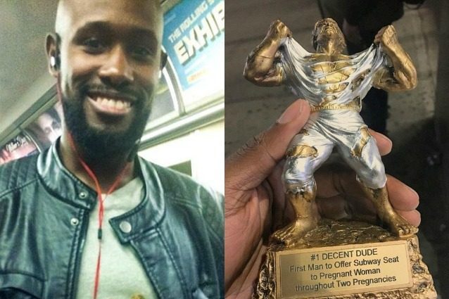 E' all'ottavo mese di gravidanza, premia l'uomo che le cede il posto in metropolitana