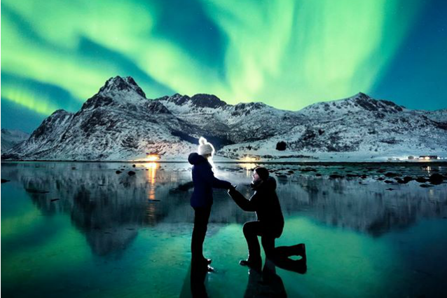 Le chiede di sposarlo, sullo sfondo l’aurora boreale: la proposta di matrimonio più bella