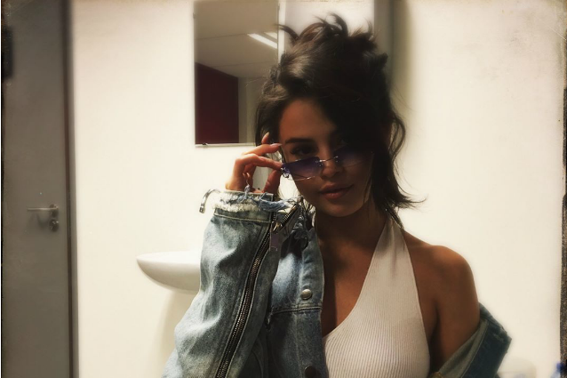 Selena Gomez dice addio ai lunghi capelli e sceglie un caschetto corto ondulato