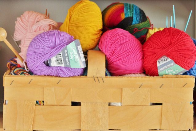 Lavorare a maglia per combatte lo stress: rilassa e tiene in allenamento la mente
