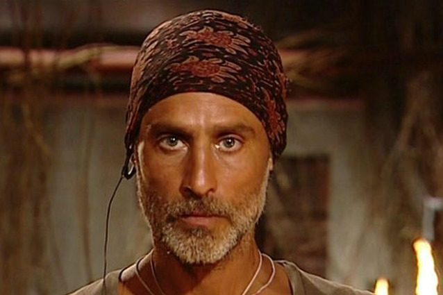 Raz Degan, il naufrago perfetto: bandana, cappello di paglia e muscoli in mostra