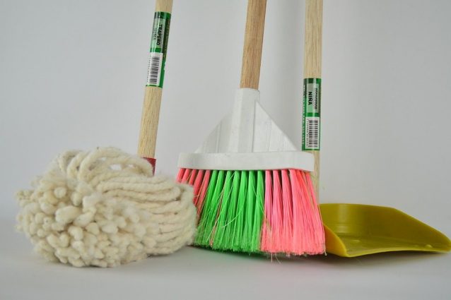 Dedicarsi alle pulizie in casa fa bene: 7 motivi per cui bisogna farlo spesso
