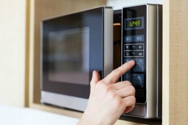 Tutti i cibi che non si possono cucinare nel microonde