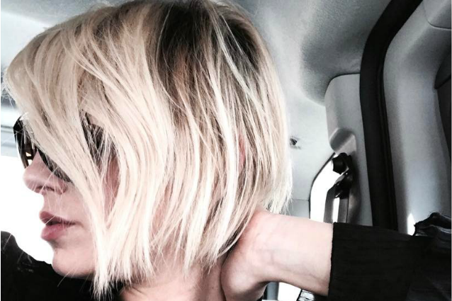 Il nuovo taglio di Emma: capelli corti per la Marrone