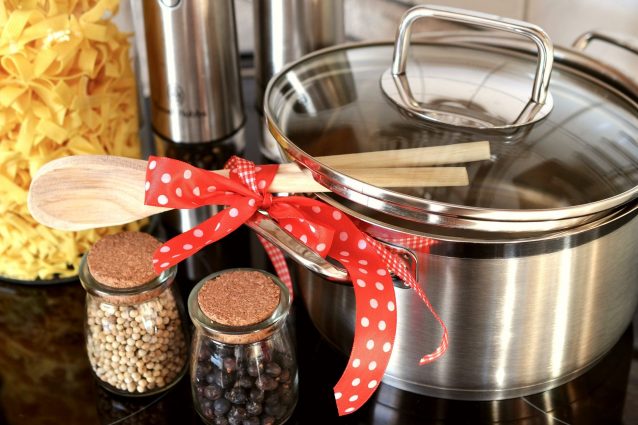 Scongelare la carne sul metallo e ghiaccio con acqua calda: 10 trucchi da usare in cucina