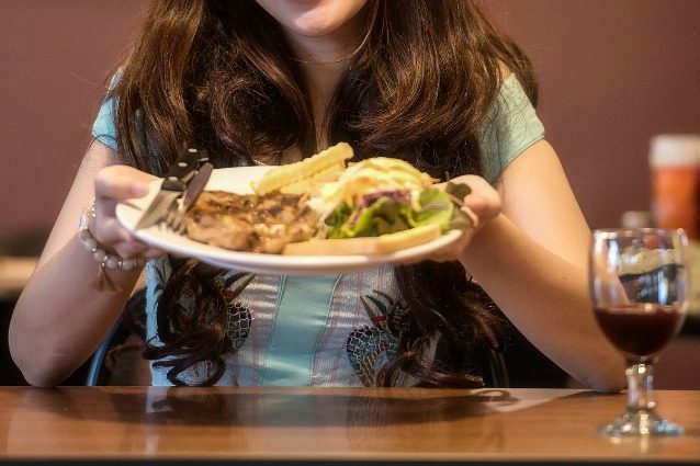 Il pranzo può invecchiare la pelle: ecco quali sono i cibi da evitare