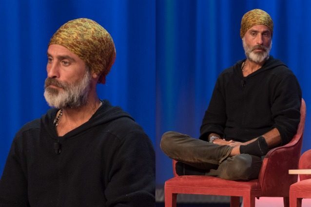 Con la bandana e senza scarpe, Raz Degan sul palco del "Maurizio Costanzo Show"