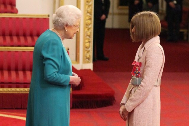 Anna Wintour diventa Dama, la direttrice di Vogue riceve il titolo dalla regina Elisabetta