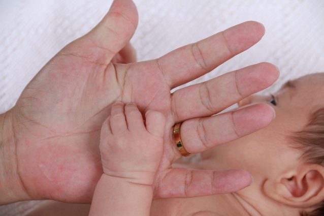 Alla nascita è grande quanto il palmo di una mano: è vivo grazie a un intervento al cuore