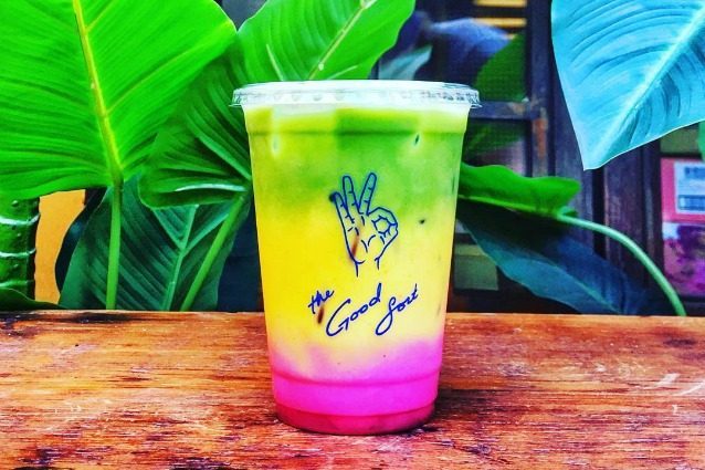 Il latte arcobaleno impazza sui social