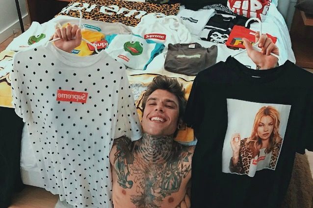 Fedez e lo shopping selvaggio: perché veste solo Supreme e la storia del brand