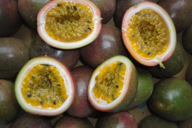 Maracuja: proprietà benefiche, usi e controindicazioni del frutto della passione