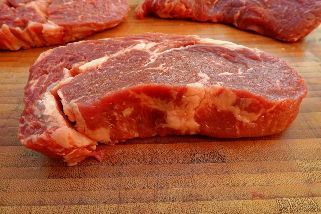Il liquido rosso della carne non è sangue: ecco di cosa si tratta