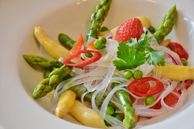 Dieta della Bibbia o delle lenti blu: i regimi alimentari più strani al mondo
