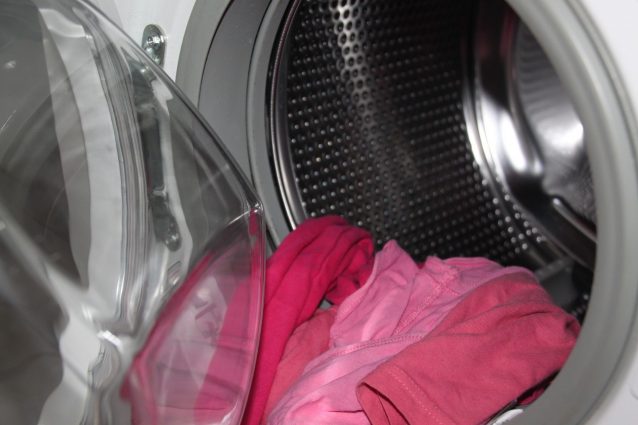 Volete smacchiare gli abiti in modo rapido? Basta mettere un'aspirina nella lavatrice