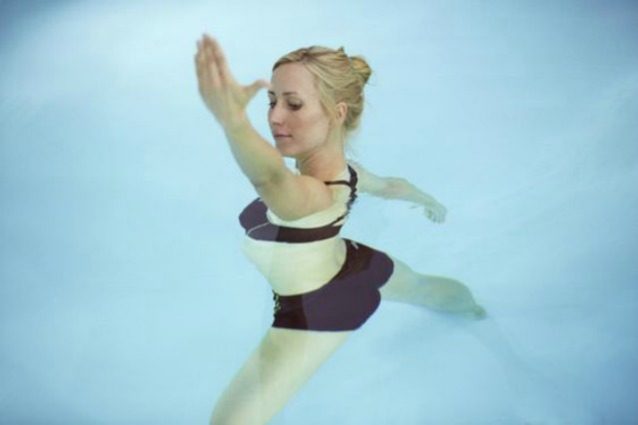 Acqua yoga: l'allenamento rilassante per tenersi in forma in estate