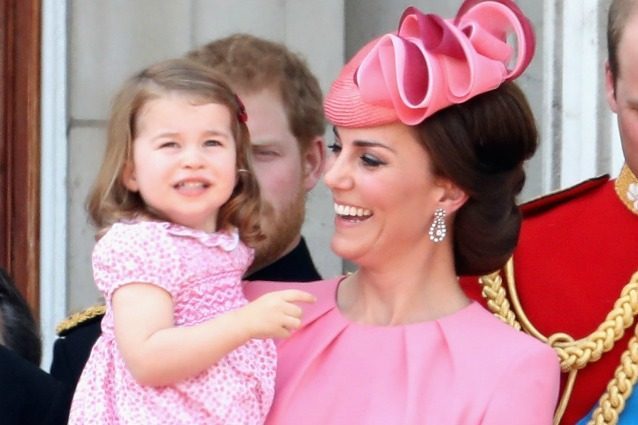 Kate e Charlotte scelgono look coordinati: le reali in rosa per il Trooping the Colour