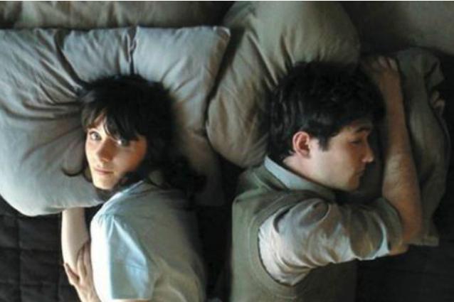 In che posizione dormi con il partner? Ecco cosa rivela della tua storia d'amore