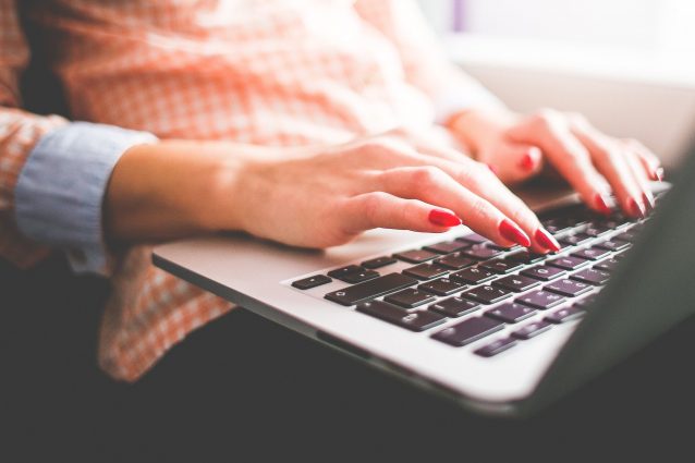 Lesbo e rapporti a tre: ecco cosa guardano le donne su YouPorn