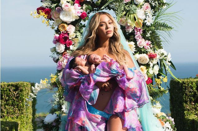 Beyoncé, la prima foto con i gemelli: look da dea con vestaglia, slip e velo
