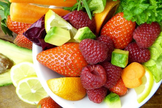 Ciclo mestruale: i cibi da mangiare e da evitare per ridurre i dolori