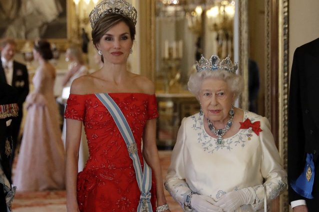 Letizia di Spagna incontra Elisabetta II: è sfida di stile tra due generazioni