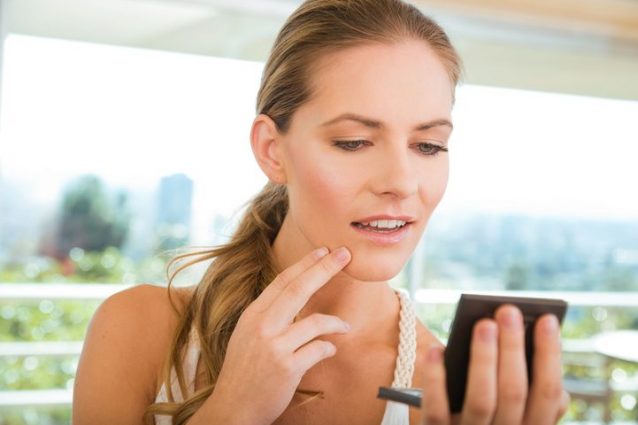 Acne estiva: le regole da seguire e rimedi per una pelle libera dai brufoli