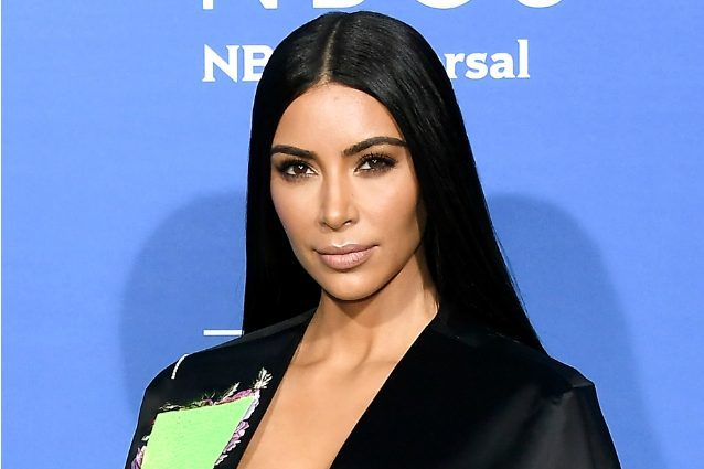Sotto la giacca solo il reggiseno (trasparente): Kim Kardashian torna a essere sexy