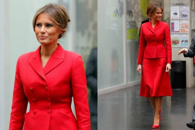 Melania Trump dice addio ai colori pastello: a Parigi punta sul rosso fuoco