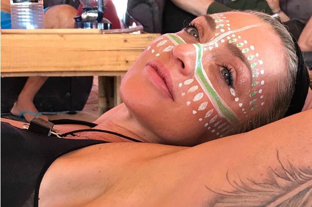 Make-up tribale e bikini fluo: gli originali look estivi di Paola Barale