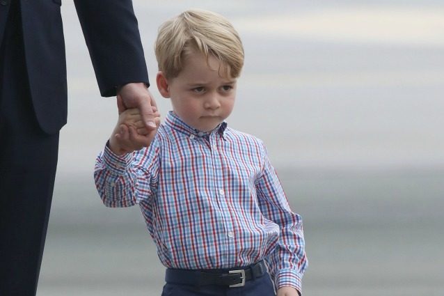 La famiglia reale arriva in Polonia, i bronci del principino George conquistano il web