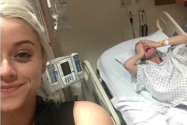 La sorella è sofferente in pieno travaglio, lei si scatta un selfie sorridendo