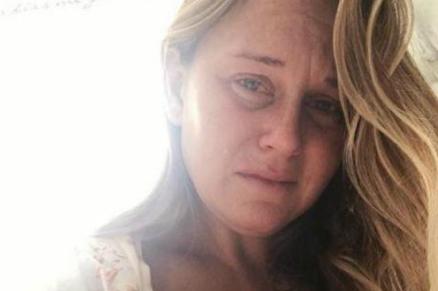Piange mentre nutre la figlia al seno: Angela rivela le difficoltà dell'allattamento
