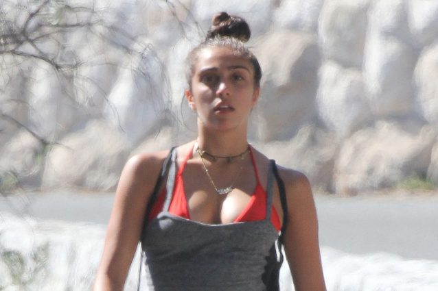 Lourdes Maria Leon, pantalone "sporco", seno in mostra e... ciabatte