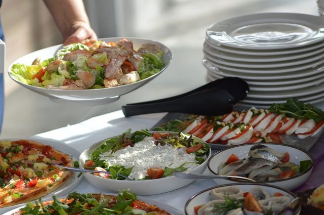 Come mangiare sano in vacanza: i consigli per restare in forma senza troppe rinunce