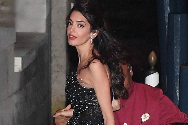 Amal a Venezia: tacchi alti e tulle per l’arrivo al Lido della moglie di George Clooney